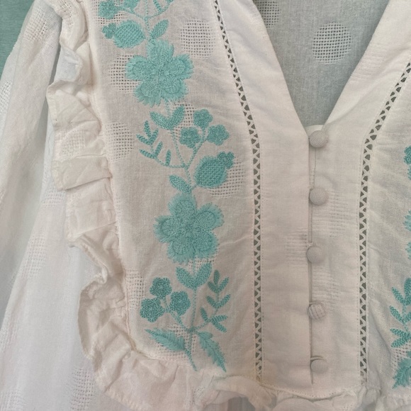 Crown and ivy Nwot embroidered top - Picture 3 of 7